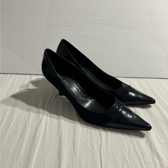 PreOwned woman’s size 8 heel Nine West in navy​ - Picture 2 of 5
